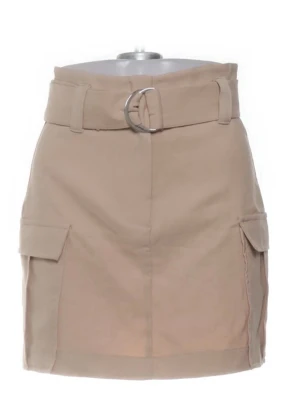 Beige kjol - Stilren beige kortkjol med bälte. Kjolen har fickor på sidorna med lock. Perfekt att matcha med en enkel topp. Använd en gång, helt perfekt. 🩷 Skriv för bilder på