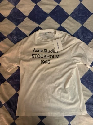 Acne T-Shirt - Säljer nu denna otroliga Acne tishan i storlek XS herr och M dam. Inköpt på Acme Göteborg, kvitto finns.