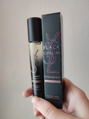 Yves Saint Laurent Black Opium Neon - Yves Saint Laurent Black Opium Neon Perfume. 33ml bottle. New! A great winter/fall fragrance. This bottle comes in 2 different designs. I will send you one of them, or you can choose one. 1 av flaskorna är felmärkt med edt på flaskan. Båda är EDP.