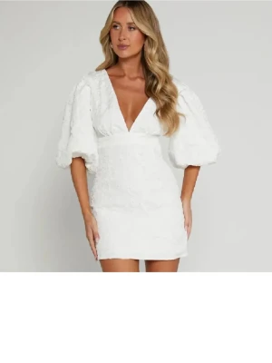  Showpo klänning - Jättefin och populär klänning från showpo i storlek xs😇perfekt till studenten!