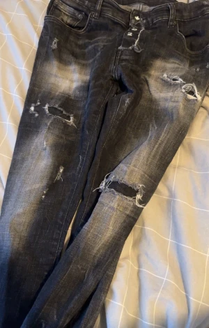 Svarta slitna jeans från Dsquared2 - Slima jeans Snygga svarta jeans från Dsquared2 pris går diskutera 