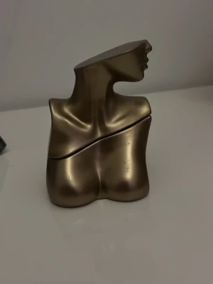 Billie Eilish parfym no.1 - 50 ml Billie Eilish parfym dock är den använd så det finns ungefär 30/35 mil i den🤍