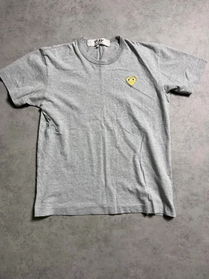 CDG t shirt - Säljer denna sjukt snygga t shirten, axelbredd:45cm och längd 61cm