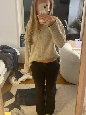 Svarta bootcut jeans ltb - Säljer ett par svarta bootcut jeans med låg midja och klassiska fickor fram och bak. Jeansen har en snygg passform och är perfekta för dig som gillar en tidlös look. Passar till det mesta och är ett måste i garderoben.