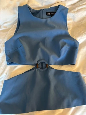 Blå croppad topp från Zara - Säljer min blåa topp från Zara. Helt ny men utan prislapp. Hör av er vid frågor eller mer bilder. 🥰