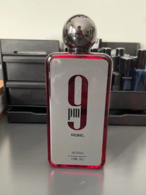 Afnan 9pm rebel—Sample 1ml/2ml/3ml/5ml/10ml/20ml - Afnan 9pm rebel—sample 1ml/2ml/3ml/5ml/10ml/20ml Pris:1ml:7kr 2ml:14kr 3ml:20kr 5ml:30kr 10ml:60kr 20ml:120kr