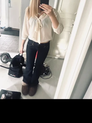 Mörkblå Levi's Eve jeans straight - Säljer ett par mörkblå Levi's Eve jeans med rak passform och kontrastsömmar. Klassisk femficksmodell och hög midja. Jeansen är tillverkade i kraftigt denimtyg och har en tidlös look som passar till det mesta.