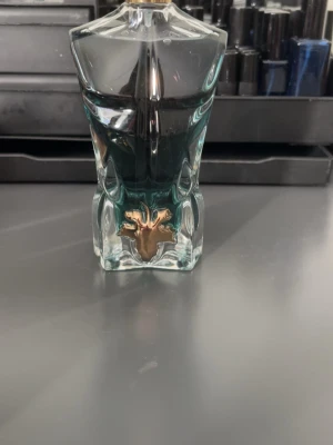 Jean Paul Gaultier le beau edt— Decant/sample 1ml/2ml/3ml/5ml/10ml/20ml - Sample/Decant av Jean Paul Gaultier le Beau EDT. Pris:1ml:20kr 2ml:39kr 3ml:55kr 5ml:90kr 10ml:160kr 20ml:300kr