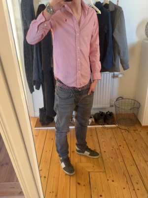 Rosa slim fit skjorta från Ralph Lauren - Säljer den här feta Ralph lauren skjortan| nypris 1799 kr| modellen är i 178 cm. 