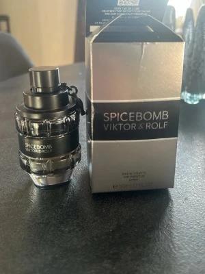 Spicebomb parfym från Viktor & Rolf - Ungefär 65% kvar Spicebomb från Viktor & Rolf är en Eau de Toilette med en unik, explosiv design på flaskan som liknar en granat. Flaskan är svart och silverfärgad med tydlig logga. Doften är kryddig och maskulin, perfekt för dig som gillar intensiva och moderna parfymer.