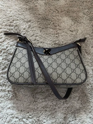 Axelväska - Snygg axelväska utan defekter. Den är ❌