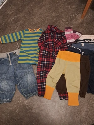 Klädpaket för barn - Klädpaket med blandade kläder. Vissa har några hål men kanske kan fixas. 🩷