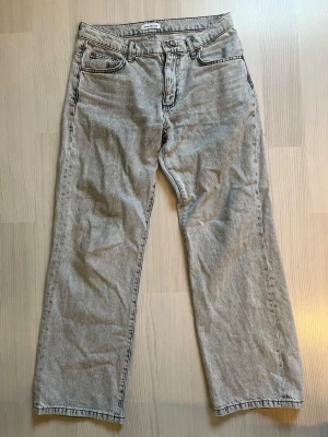 Woddbird gråa raka jeans  - Säljer ett par grå raka jeans med klassisk femficksmodell och hög midja. Jeansen har en tvättad vintage-look. Passar perfekt till en avslappnad och trendig stil. Storlek 30/30
