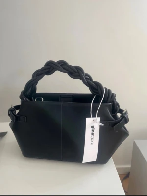 Gina väska - Helt ny, finns ett långt band också