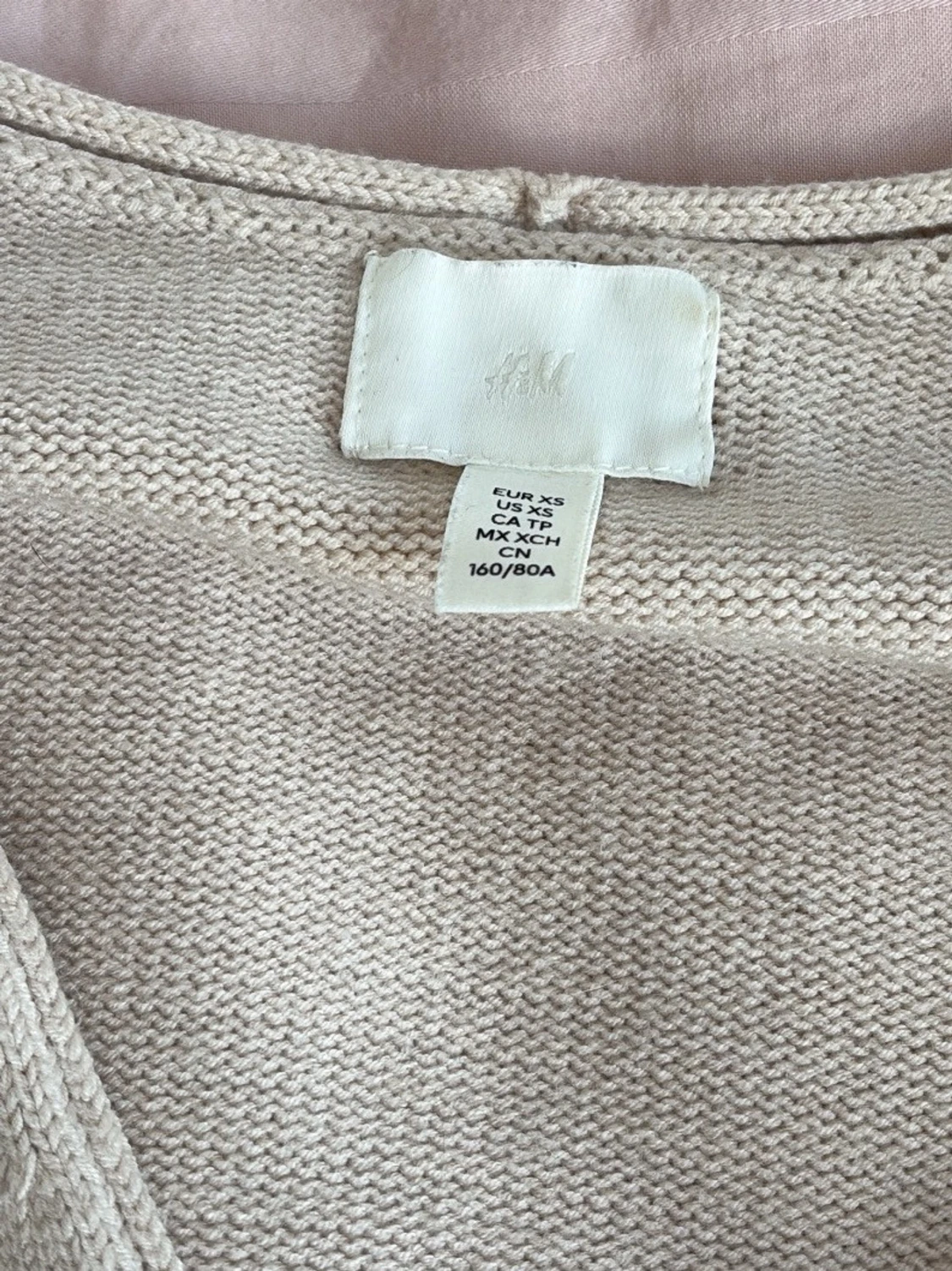 figursydd stickad tröja med v-ringning - 3