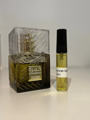 Lattafa parfym Khamrah Qahwa & Aed Al Fursan - Parfymer från 3ml 40kr, 5ml 60kr, 10ml 90kr.  Finns allt du vill ha