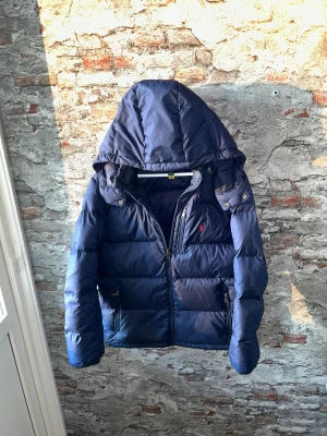 Ralph Lauren jacka - Mycket fint skick, inga defekte förutom en etikett inne där man kan skriva namnet på. Storlek XL junior vilket typ motsvarar S, passar dig som är mellan 175-185cm ungefär. Nypris ca 4000kr. Modellen  Självklart äkta - Kolla bara recensionerna och qr koden! Skriv för mer information!🤝