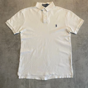 Vit Polo Ralph Lauren pike  - Jag Säljer en fet pike från Polo Ralph Lauren| skicket på tröjan är bra 8/10 | storlek s | ny pris 2000: mitt pris är 349 | skriv vid frågor och funderingar       