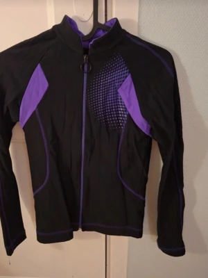 Konståkningströja lila+svart - Säljer denna fina konståkningströjan i strl 146 från märket Icedress. Den är köpt i ett set tillsammans med ett par byxor för ca 1299-1500kr från k-skate. Tröjan är använd men är fortfarande i fint skick, förutom några fula stygn på ärmarna (se bild 4) De påverkar däremot inte användningen. Matchande byxor finns även att köpa till tröjan. Gå in på min profil för att se den om den ej är såld. Kontakta mig vid funderingar💕