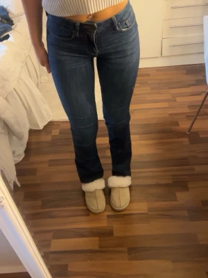 Mörkblå bootcut jeans - Mörkblå raka jeans strl 34