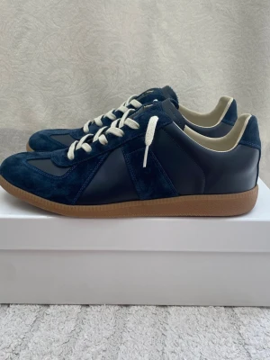 Maison Margiela Gats - Margiela Gats i navy blue, endast testade. Köpta för ett år sen. Äkthetsbevis finns. Box och dustbags ingår. Hör gärna av dig vid frågor/bud. (Lägger upp annonsen igen för fri frakt)