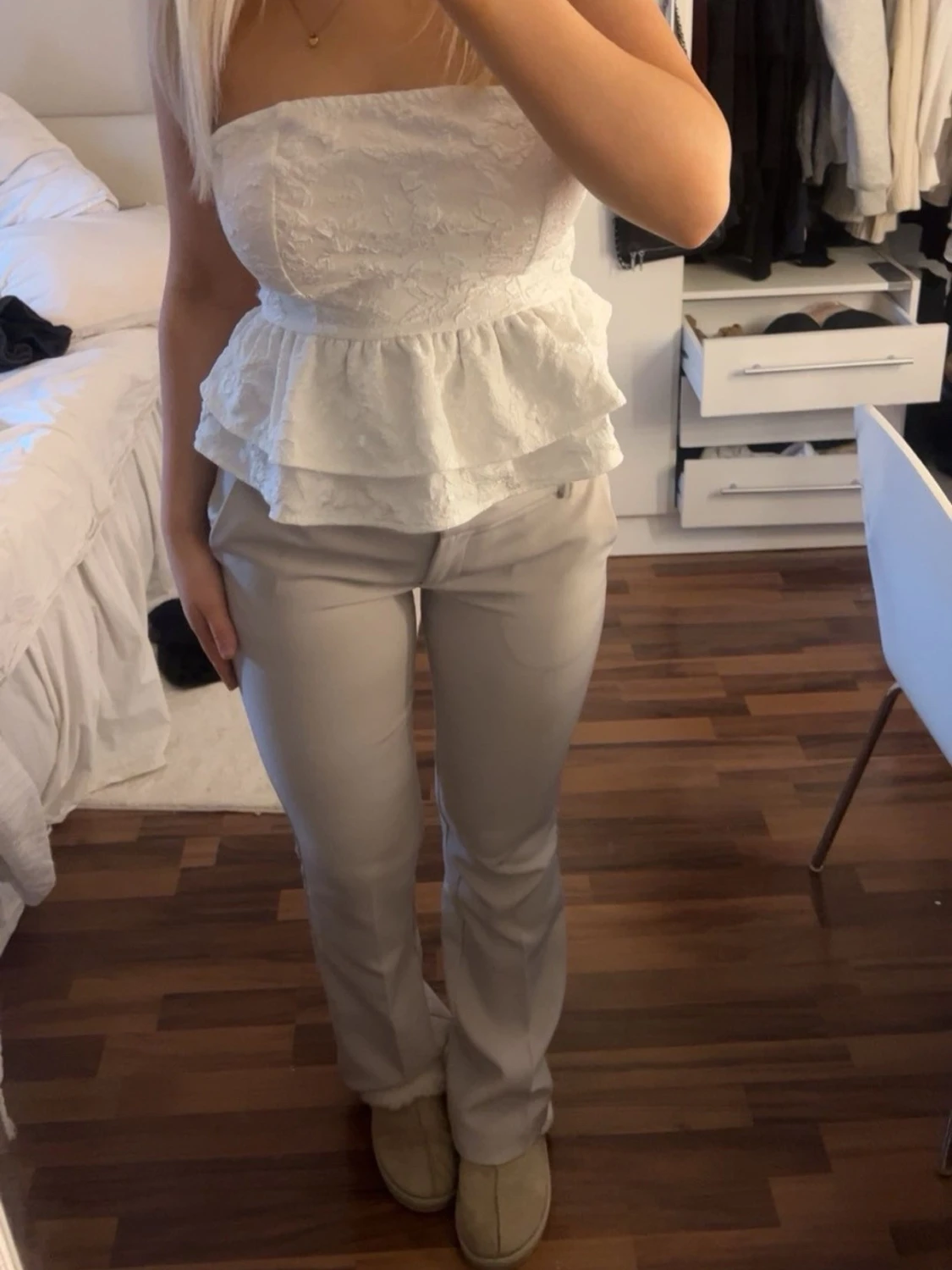 Vit axelbandslös volangtopp