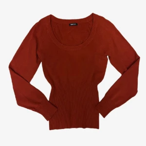 Röd tröja - Röd stickad lite tunnare tröja, så fin men används aldrig längre❤️ funkar s-m