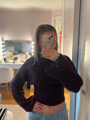 Vinröd stickad tröja  - Vinröd stickad tröja från Gina tricot, helt ny, aldrig använd🩷