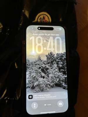 Svart glansig dunjacka från Moncler - Säljer en svart glansig dunjacka från Moncler med klassisk logotyp på bröstet. Jackan har huva, dragkedja framtill och två sidofickor med dragkedja. Puffig modell som ger en riktigt trendig look och håller dig varm under kalla dagar.