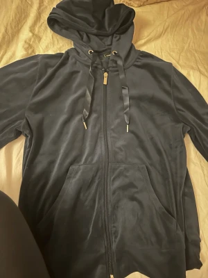 Marinblå kofta med dragkedja - Kofta från gina som ej kommer till användning och använd fåtal gånger. Absolut inga fel på tröjan förutom att den krympt lite. Så skulle säga att den passar M/S