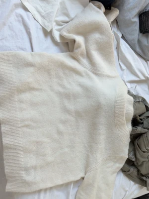 Vit stickad tröja från Gina Tricot - Mysig vit stickad tröja från Gina Tricot i storlek 158/164. Tröjan har rund halsringning, ribbstickade muddar och är gjord i ett mjukt material som passar perfekt till kalla dagar.