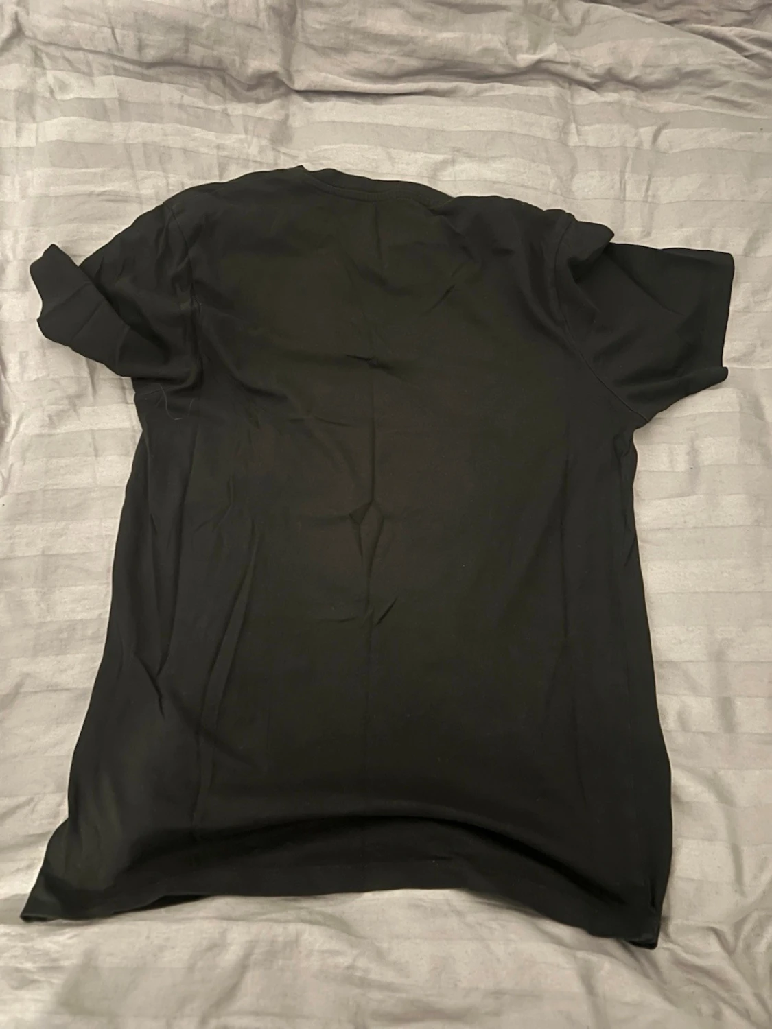 Svart t-shirt med gul text - 1