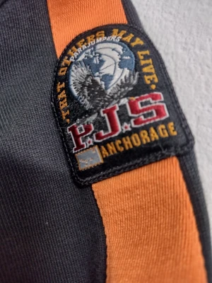  Parajumpers tröja  - .Parajumpers tröja – Storlek Young M (passar S) Säljer en stilren tröja från Parajumpers i storlek Young M, vilket motsvarar ungefär storlek S. ✔️ Original Parajumpers ✔️ Mycket fint skick ✔️ Bekväm och varm – perfekt till vardag Använd få gånger, inga skador eller fläckar.