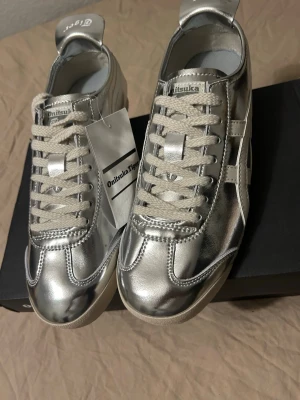 NYA😎 Onitsuka Tiger Mexixo 66 Silver 43 43,5 - skor, som är riktigt stylish. ~ Har sett dem mycket i pinterest, tiktok och insta med fashion killar. Dem är riktigt feta!! (helt nya också 😎 ;D) Först till kvarn!! skriv till mig~ passar dig med 42-43,5