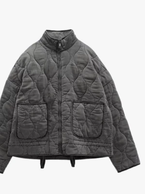 Grå quiltad jacka med fickor - Säljer en grå quiltad jacka från Zara. Är i storlek M men jag skulle säga att den passar en som har S också. Använd fåtal gånger.