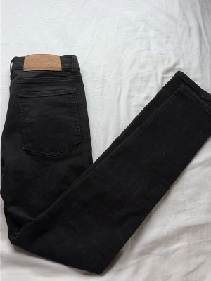 Svarta Cheap Monday jeans  - Säljer dessa  cheap monday jeans i storlek 29-32. Dom sitter rätt så skinny men om man har lite häng sitter dom mera slimmat. Dom är i fint skick. Hör av er för frågor och funderingar :)