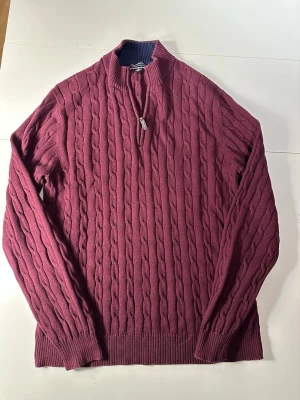 Röd Kabbelstickad tröja - Tja den är i mycket bra skick i storlek XL från Club room.