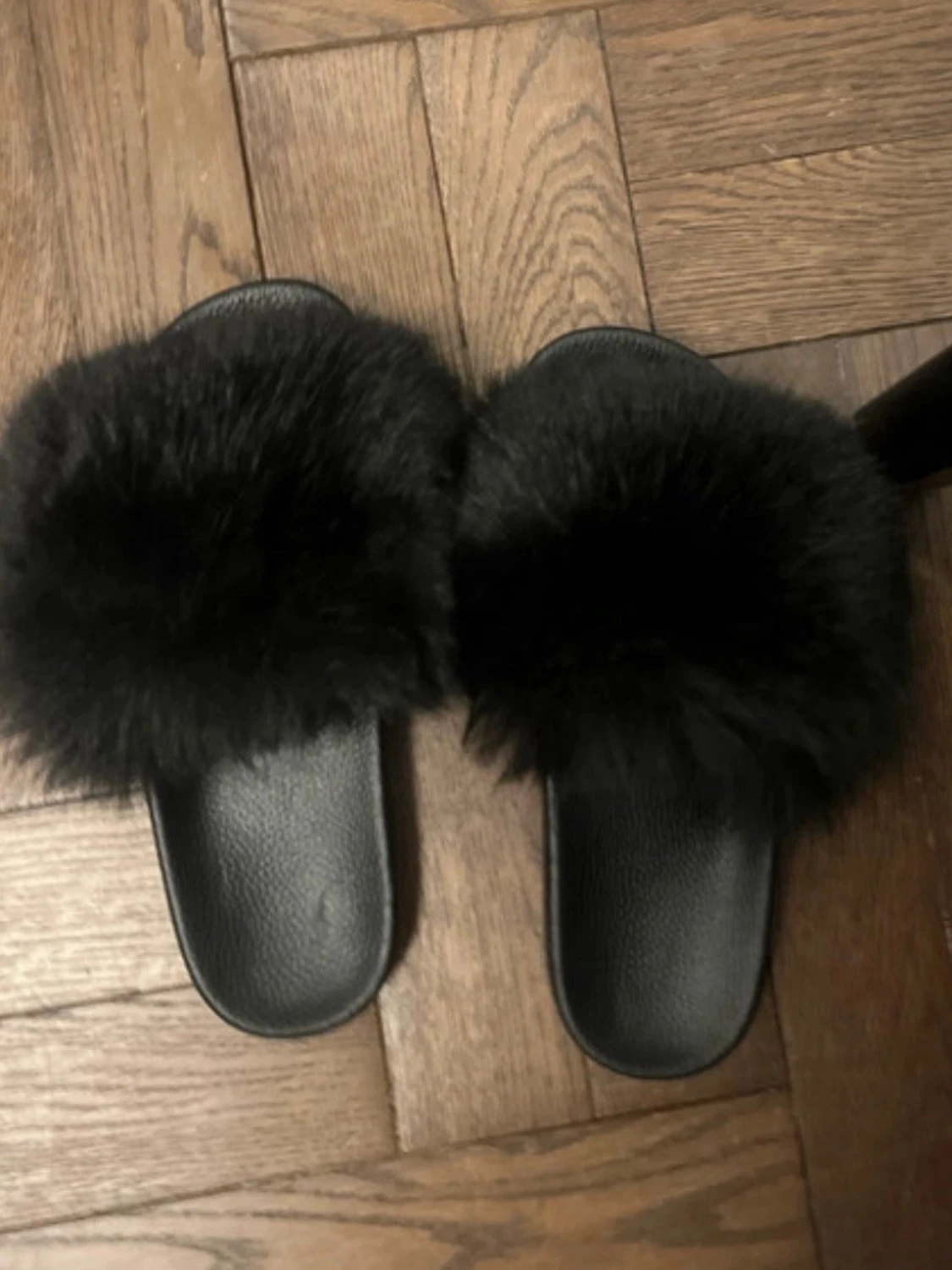 Svarta fluffiga tofflor - 1