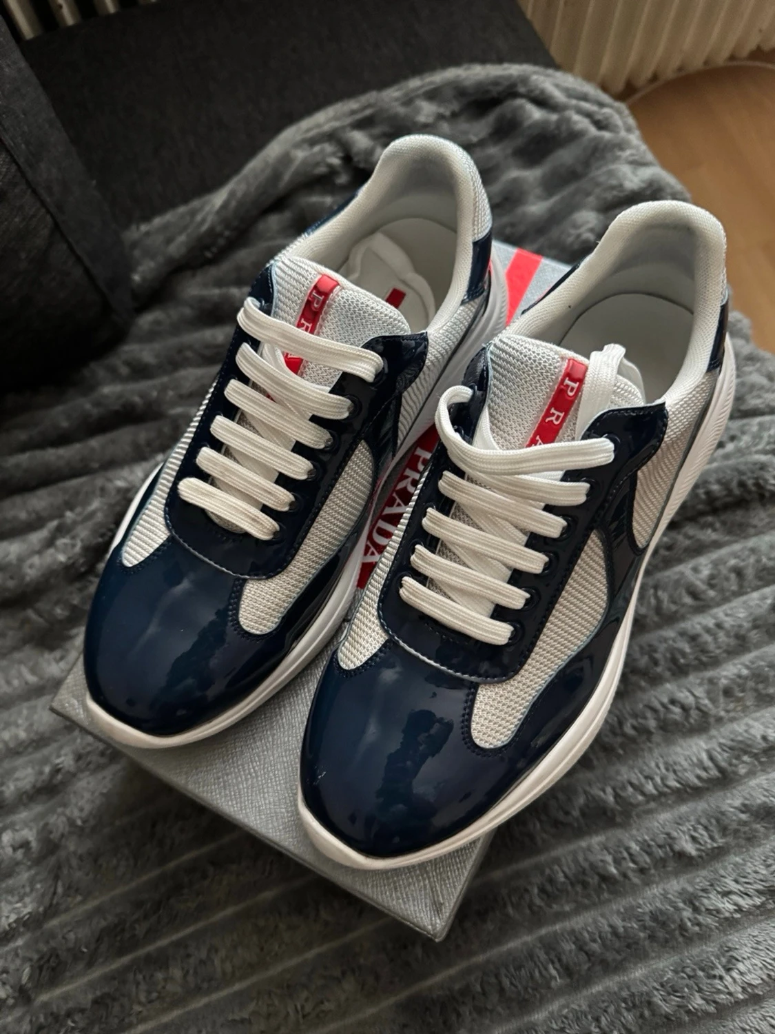 Prada sneakers i blått och vitt - 5