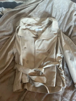 Beige trenchcoat med knytskärp  - Beige trenchciat Stradivarius 