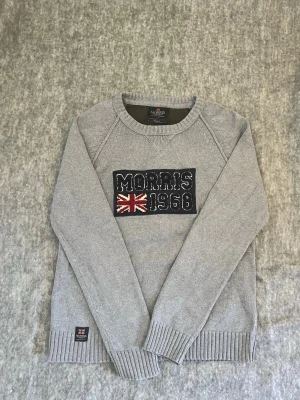 Snygg Morris tröja! - Grå stickad tröja från Morris med broderad text. Hör bara av vid frågor!!