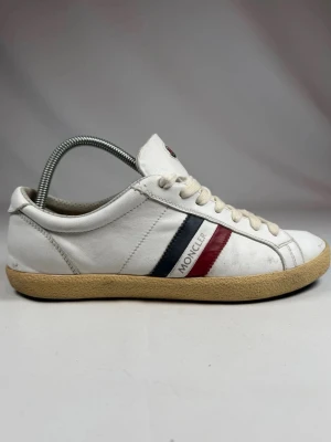 Moncler skor  - Riktigt snygga, exklusiva och stilrena moncler skor i storlek 42. Är i bra skick och passar till mycket! Skriv gärna vid funderingar👍🤩OBS 499kr RABBAT OM KÖPET KOMBINERAS MED ETT PAR JEANS!