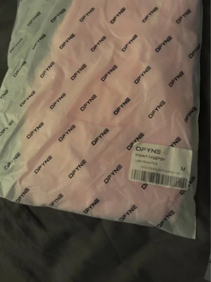 DFYNE leggings - Impact i färgen light rose pink helt nya endast testade, original förpackning medföljer ej☺️ Ord pris 600kr.