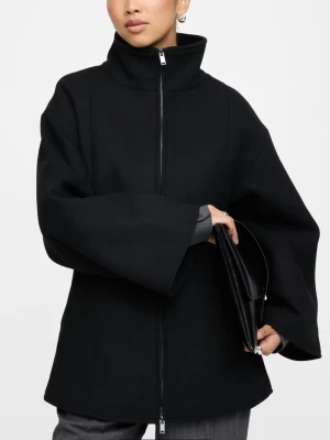 Svart kappa med vida ärmar - Bik bok  - Säljer denna jätte fina figursyda kappa från bik bok, passar perfekt nu till våren, Helt ny💕 