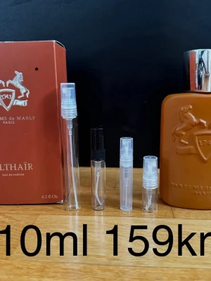 Parfums de marly althaïr 10ml - Parfums de Marly Althaïr ✨ En varm, söt och krämig vaniljdoft. Luktar extremt lyxigt och modernt.  ❄️ Passar bäst: höst, vinter  ✨ För dig som vill dofta riktigt exklusivt.  🔥 Rekommenderar bundle – 15+ andra exklusiva parfymer finns.  Priser: 2ml – 49kr 3ml – 59kr 5ml – 89kr 10ml – 159kr  💎 1 ml ≈ ca 20st sprays 