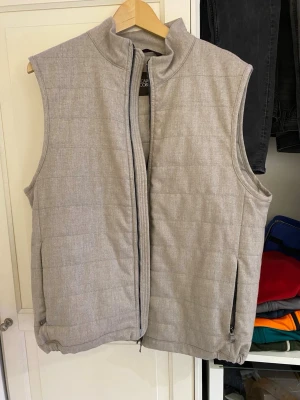 Beige quiltad Oscar Jacobson Väst - Säljer nu denna riktigt snygga och stilrena Västen ifrån Oscar Jacobson som är perfekt till våren och lite varmare dagar. Aldrig använd skick 10/10 har inga slitningar eller brister. Storlek Medium. Nypris 3000 kr. Hör av er vid frågor osv pris går att diskutera 💫