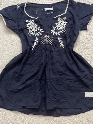 Odd Molly blus - Söt marinblå broderad blus från Odd Molly. Supersnygg till sommar med ett par jeansshorts! Skriv vid prisförslag eller frågor☺️