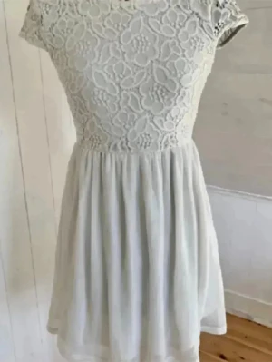 Klänning - Supersöt vit klänning som inte kommer till användning. Den är köpt på barnavdelningen men passar sx-s 🤍