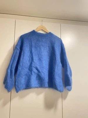 Mohair stickas tröja - Mysig blå stickad tröja💙Använd en gång, 3/4-ärmar och passar storlekar S-L