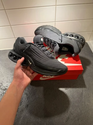 Nike dn wtr - Nike DN WTR – Grå   Säljer ett par Nike DN WTR i grå färg. Endast använda ca 5 gånger, i väldigt fint skick  ser nästan ut som nya.  • Storlek: 43   • Skick: 9/10 (mycket lite använda)   • Färg: Grå   • Modell: Nike DN WTR   • Originalkartong: Ja    Stilrena och bekväma sneakers som passar perfekt till både vardag och outfits. Säljer pga kommer inte till användning.  Skriv vid frågor eller om du vill ha fler bilder!   Snabb leverans 🚀